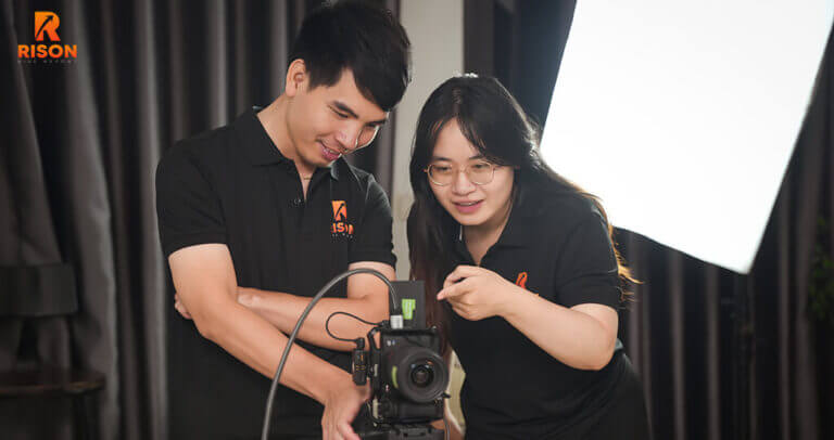 Hoc-vien-duoc-dao-tao-livestream-chuyen-nghiep-tai-Rison-1-768x406 (1)